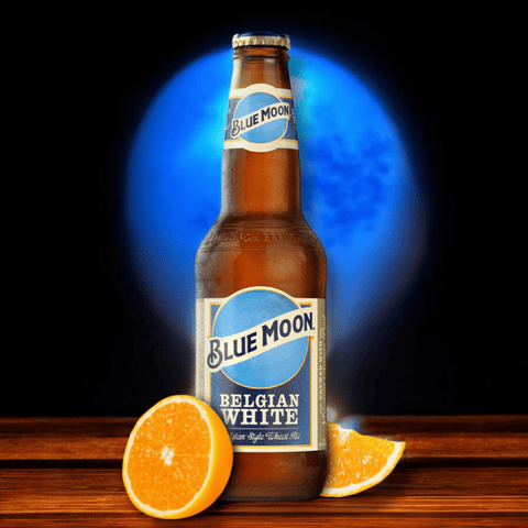 Blue Moon Belgian White 330ml – einzelne Bierflasche mit Hintergrund, amerikanisches Weißbier mit Orangennote