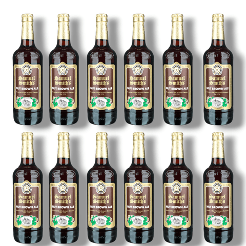 Zwölf Flaschen Samuel Smith Nut Brown Ale 355 ml, malzig-nussiges englisches Ale aus Großbritannien auf weißem Hintergrund
