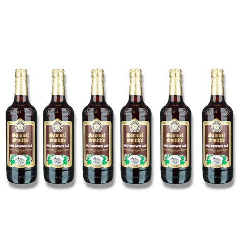 Sechs Flaschen Samuel Smith Nut Brown Ale 355 ml, malzig-nussiges englisches Ale aus Großbritannien auf weißem Hintergrund