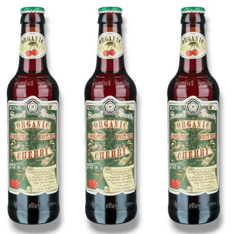 Drei Flaschen Samuel Smith’s Organic Cherry Ale 355 ml auf weißem Hintergrund, Bio-Kirschbier aus Großbritannien