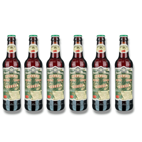 Sechs Flaschen Samuel Smith’s Organic Cherry Ale 355 ml auf weißem Hintergrund, Bio-Kirschbier aus Großbritannien