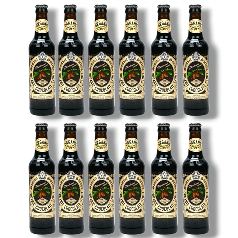Zwölf Flaschen Samuel Smith’s Organic Chocolate Stout 355 ml, Bio-Schokoladenbier aus Großbritannien, auf weißem Hintergrund