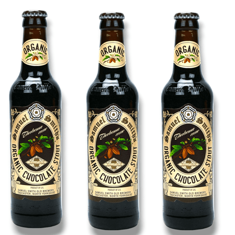 Drei Flaschen Samuel Smith’s Organic Chocolate Stout 355 ml, Bio-Schokoladenbier aus Großbritannien, auf weißem Hintergrund