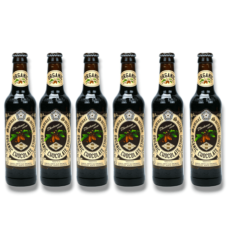 Sechs Flaschen Samuel Smith’s Organic Chocolate Stout 355 ml, Bio-Schokoladenbier aus Großbritannien, auf weißem Hintergrund