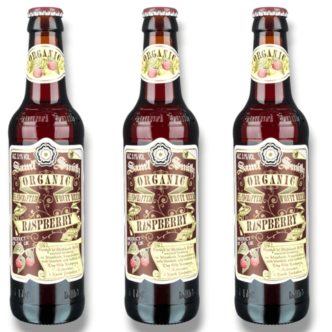 Drei Flaschen Samuel Smith Organic Raspberry Ale – Bio Himbeer Fruchtbier 355 ml, 5,1 % Vol., auf weißem Hintergrund.
