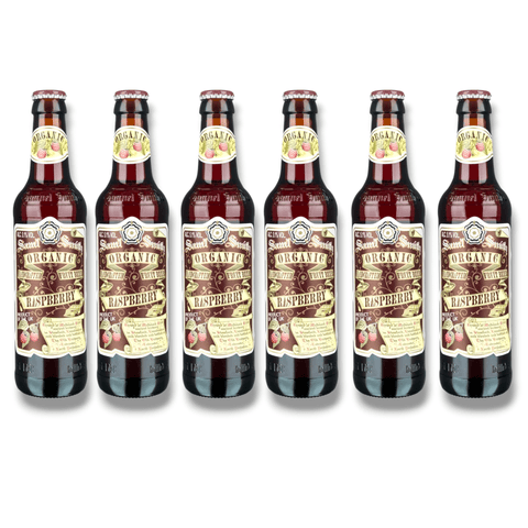 Sechs Flaschen Samuel Smith Organic Raspberry Ale – Bio Himbeer Bier 355 ml, 5,1 % Vol., auf weißem Hintergrund, Mehrpack.