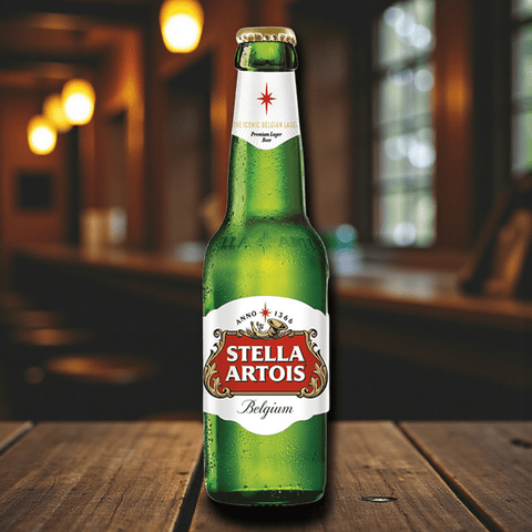 Nahaufnahme der Stella Artois 330 ml Flasche mit Kondensation und hochwertigem Etikett